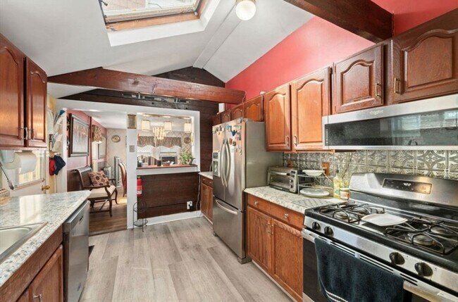 Building Photo - Secluded 3 bedroom / 2 Ba Waterfront Home