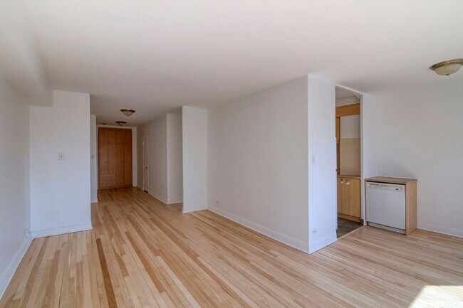 Building Photo - 6525 Côte-Saint-Luc
