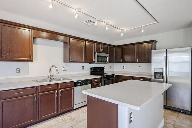 Foto del edificio - Amazing 5 bedrooms and bathrooms in one of the best school districts!