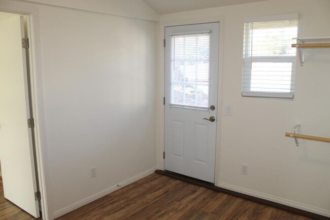 Foto del edificio - 1Bed/1Bath in Vista~ E. California