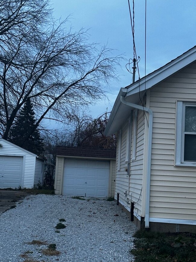 Building Photo - Charming updated 2bedroom home ready to lease