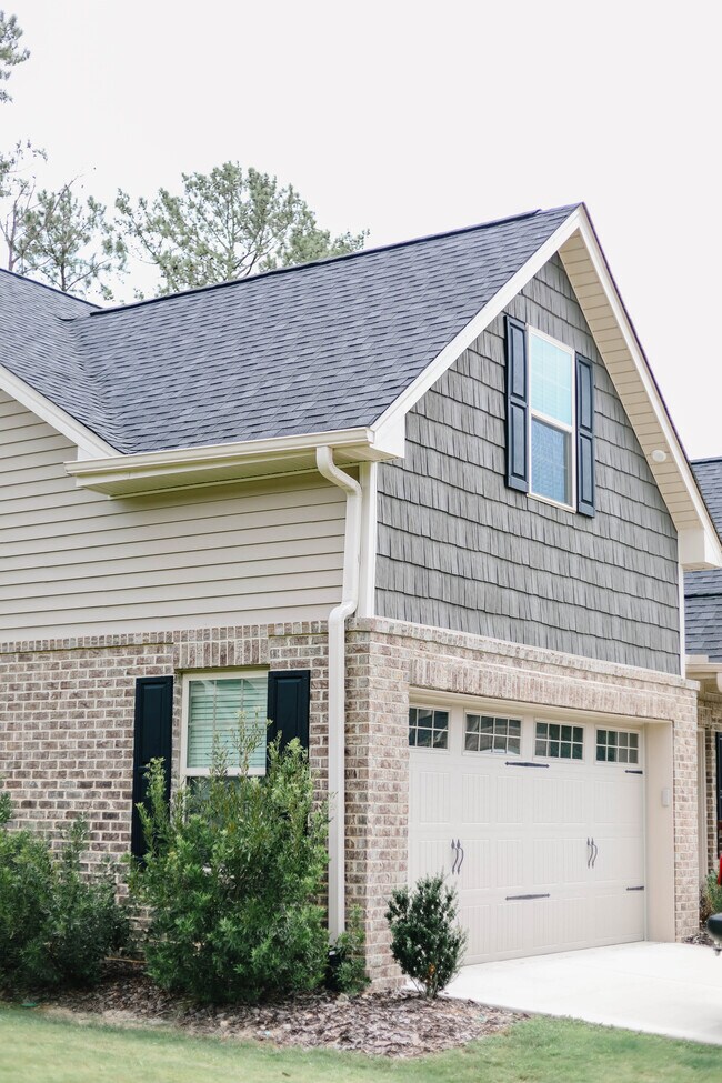 Building Photo - 121 Lark Dr