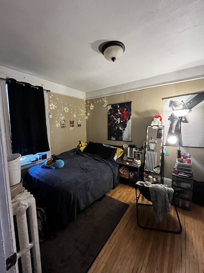 Foto del edificio - Huge 4 bed 1 bath very close to Water St. and UWEC!