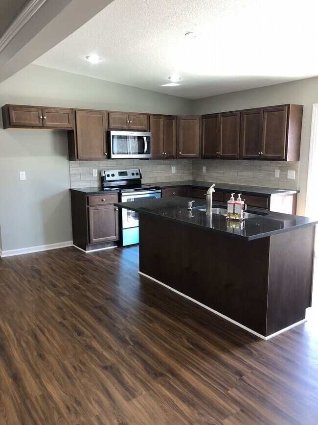 Building Photo - Spectacular 5 bedroom home in the northland