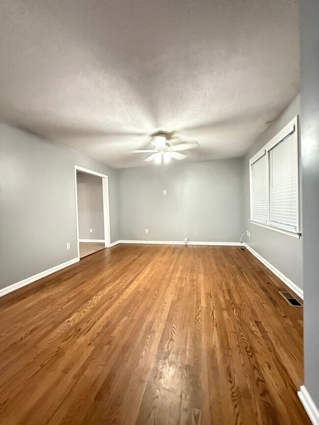 Foto del edificio - Charming 4-Bedroom Brick Ranch in Historic...