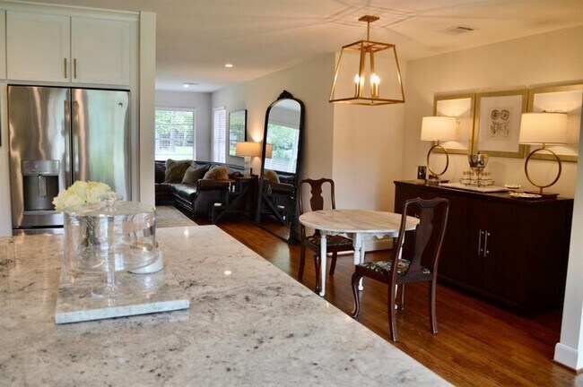 Foto del edificio - 1744 Pine Village Dr