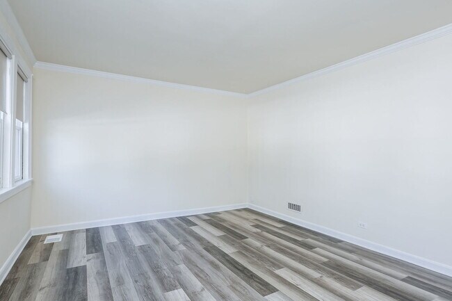 Building Photo - 914 6th Ave