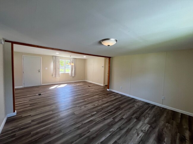 Building Photo - Nicely Remodeled 2 Bedroom, 1 Bathroom Man...