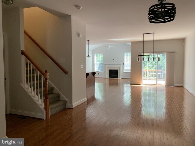 Building Photo - 244 Deepdale Dr