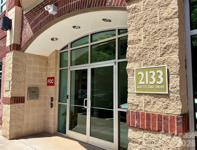 Building Photo - 2133 Southend Dr