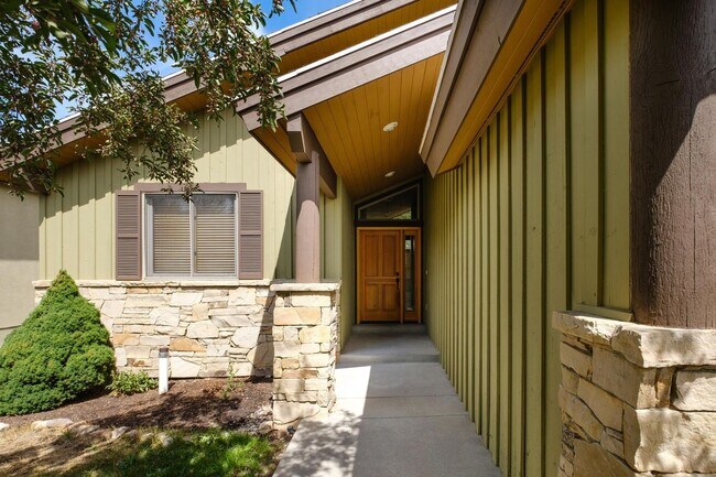 Foto del edificio - Spacious 5-Bedroom Home in Desirable Sun P...