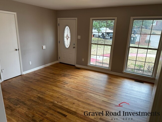 Foto del edificio - Charming 3-Bedroom Brick Home in a Quiet Cul-de-Sac