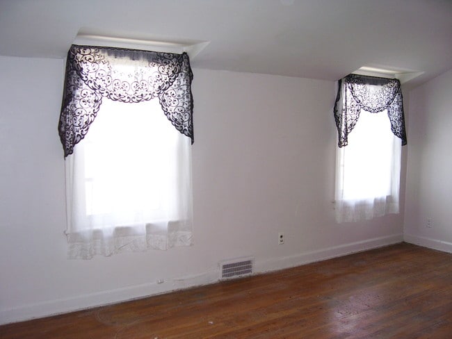 Building Photo - 2403 South Ave