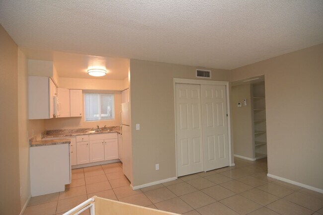 Foto del edificio - 2 Bedroom 1 Bath Apartment! Close to the U...