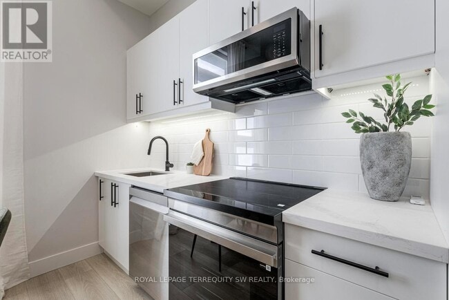 Building Photo - 145 Clapperton St