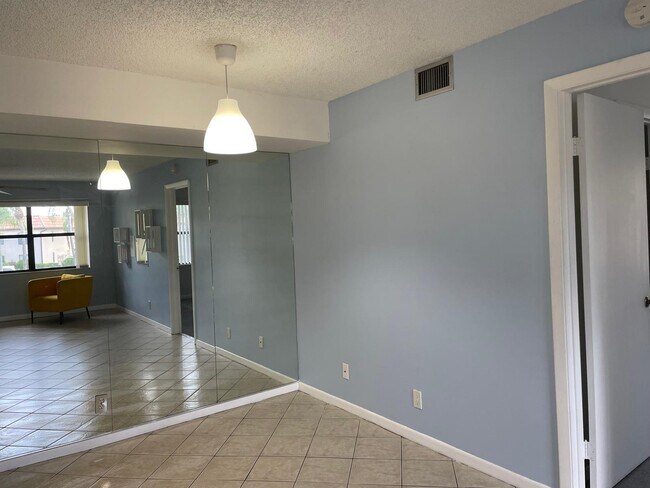 Foto del edificio - 7070 Golf Colony Ct