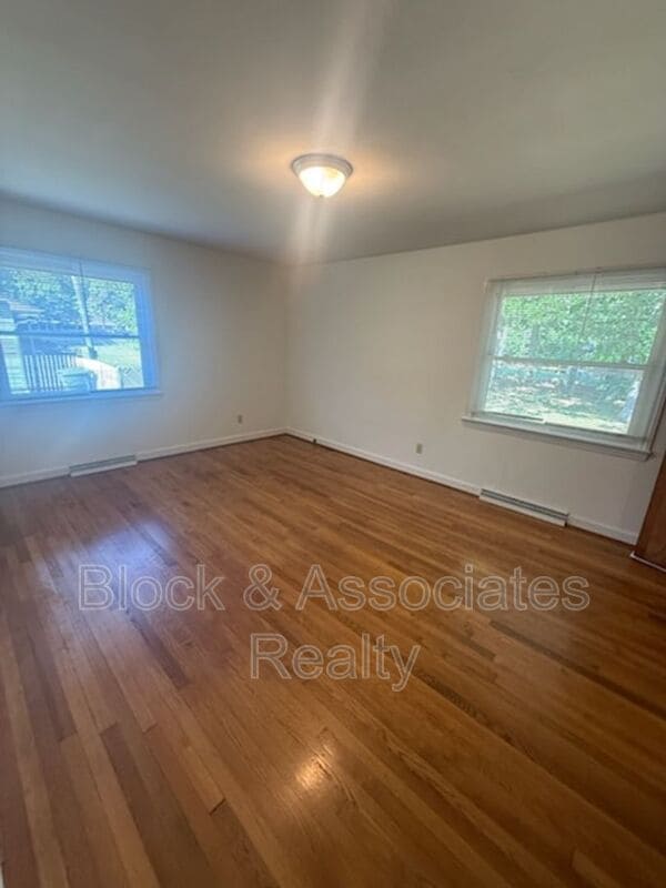 Building Photo - 1723 Brook Dr