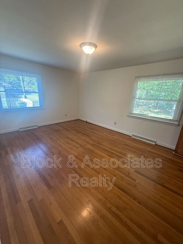 Foto del edificio - 1723 Brook Dr