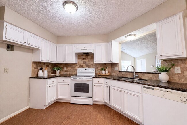 Foto del edificio - 3511 Palm Grove Dr
