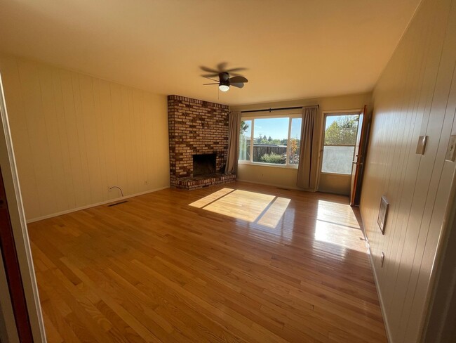 Building Photo - Lovely Santa Rosa 3 bedroom 3 bathroom Hom...