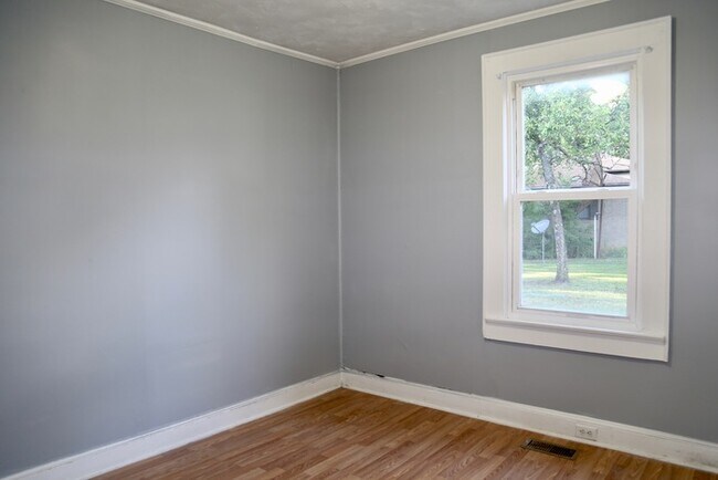 Foto del edificio - Three Bedroom, One Bath well cottage close...