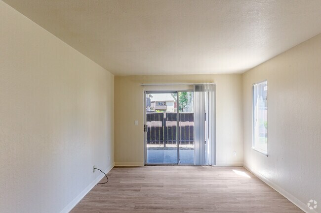 2 habitaciones, 1 baño - 765 pies cuadrados - Sala de estar - Blossom Oaks Apartments