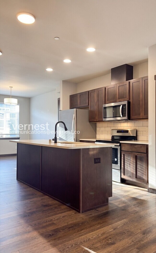Building Photo - 2-Bed/3-Bath/Available Now!