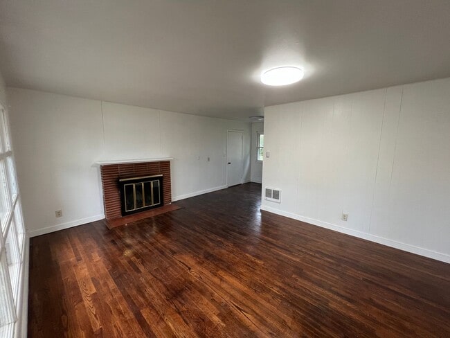 Building Photo - 109 SE 102nd Ave