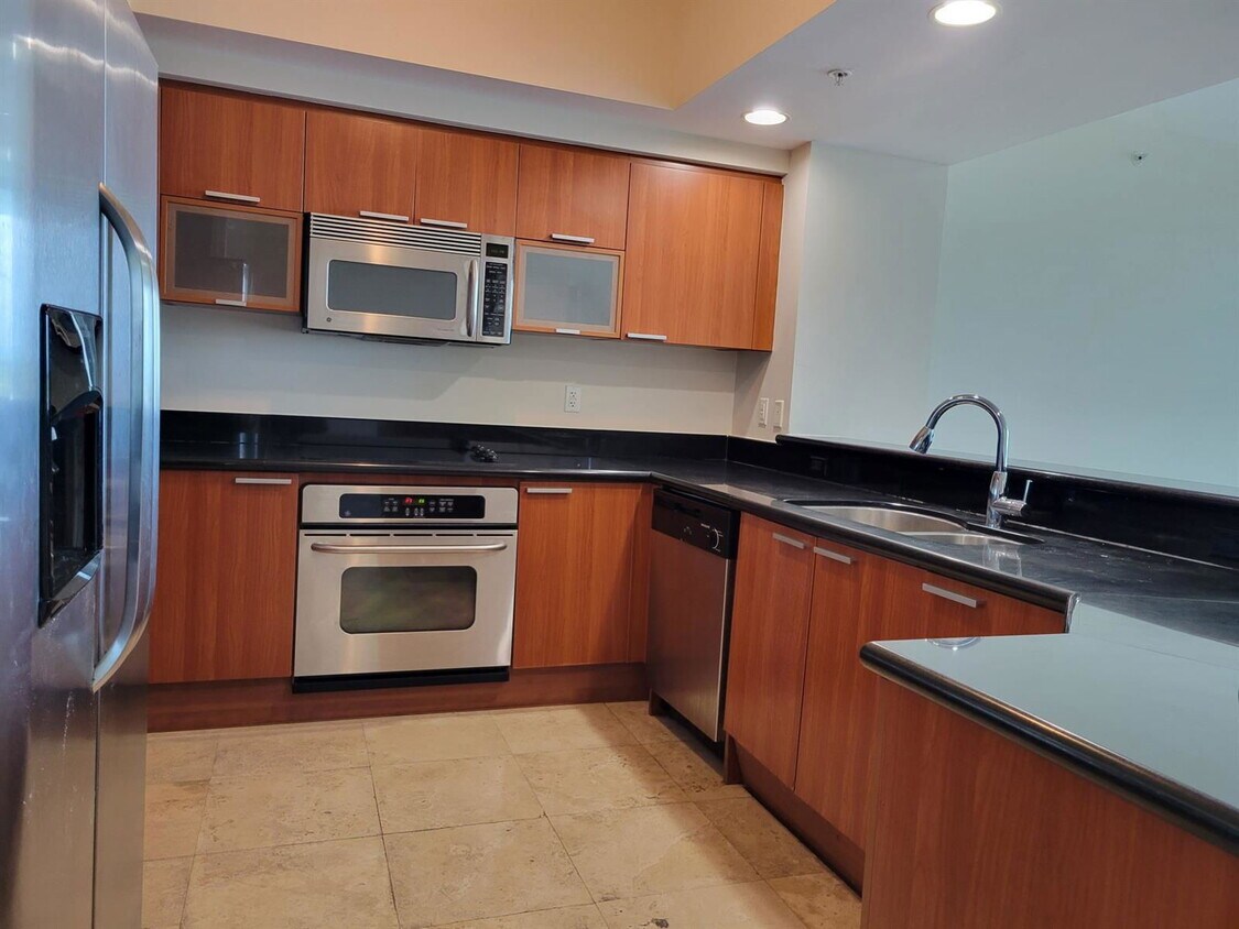 Foto principal - 15051 Royal Oaks Ln