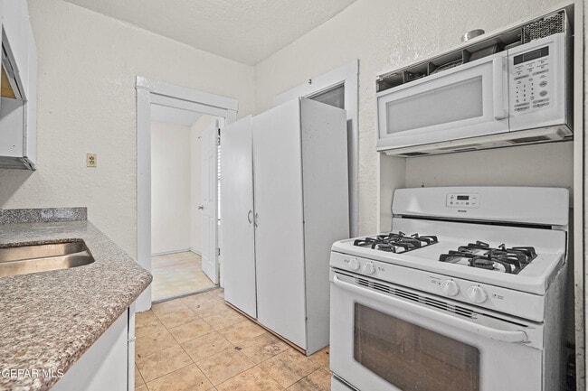 Building Photo - 1307 N Ochoa St