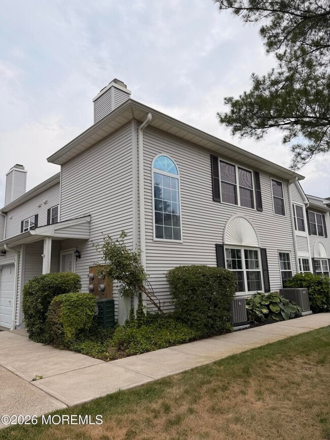 Building Photo - 36 Racquet Rd