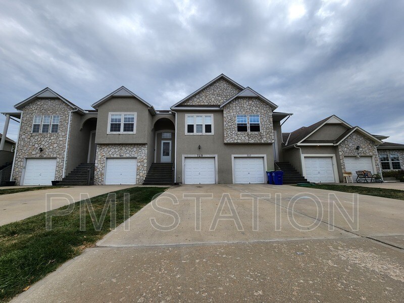 725 Woodson Ln, Gardner, KS 66030 House Rental in Gardner, KS