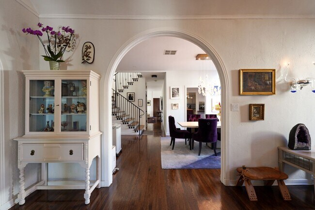 Foto del edificio - 6 Bed 5 Bath House with Fully Converted Co...