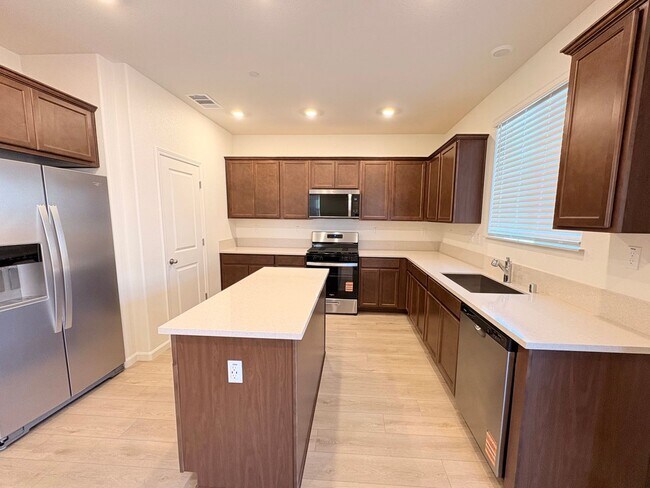 Foto del edificio - 2 WEEKS FREE RENT February Special - Beautiful 2 Story Home Ready To Be Home!