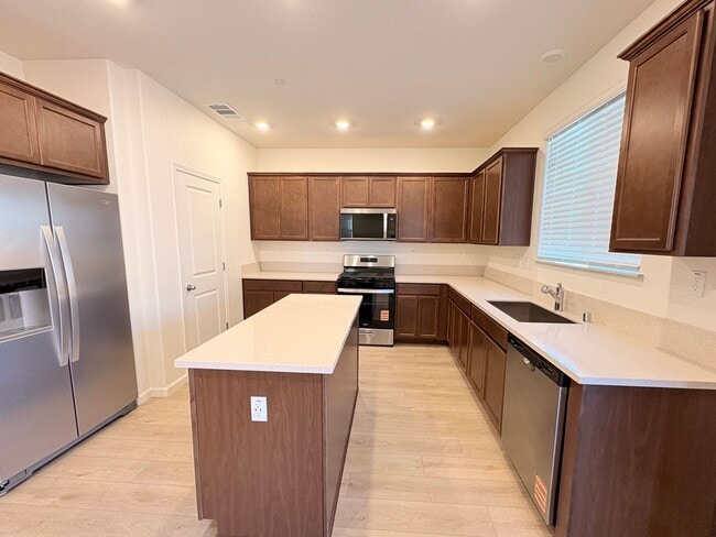 Foto del edificio - 2 WEEKS FREE RENT January Special - Beautiful 2 Story Home Ready To Be Home!