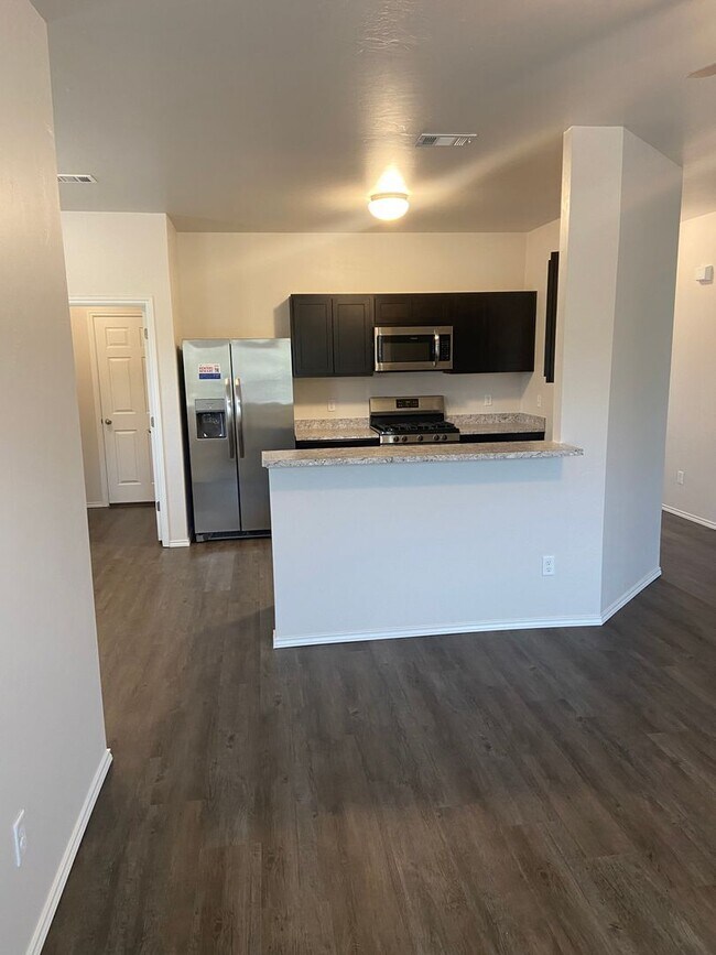Building Photo - *Pre-leasing* Three Bedroom | Two Bathroom...
