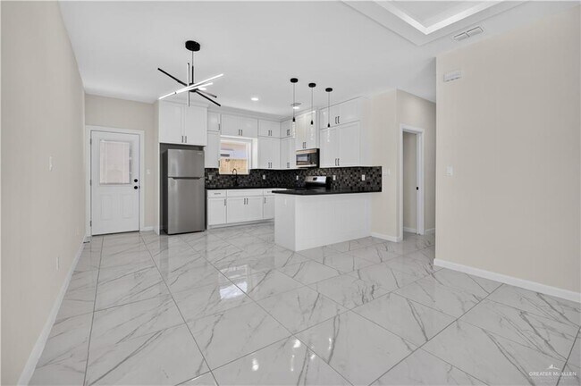 Building Photo - 15 S Woodland Dr