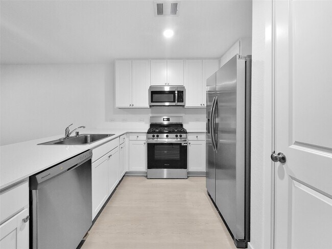 Foto del edificio - 31449 Moore Rd