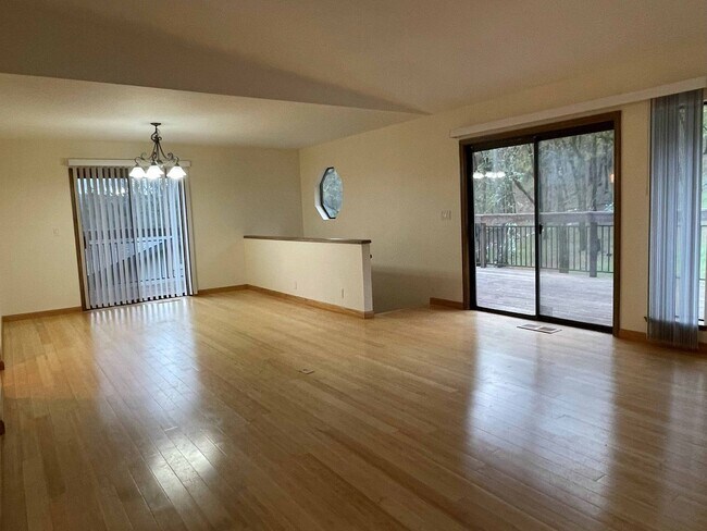Foto del edificio - 3 bedroom 3 bath plus a large room downstairs in Lake Wildwood, Penn Valley, CA