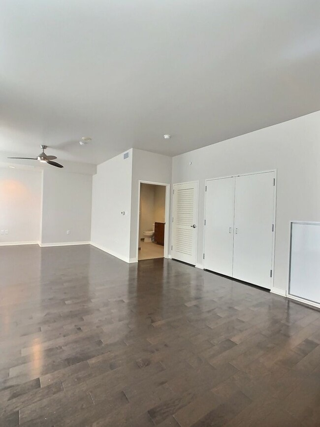 Building Photo - Luxury 17th Floor Studio at Axis in Downto...