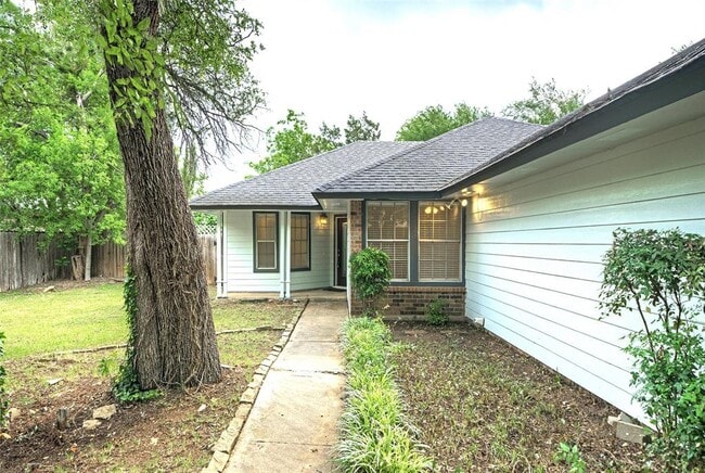 Building Photo - 702 Twin Oak Trail