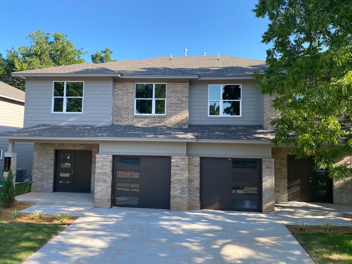 Primary Photo - 206 W McArthur Dr