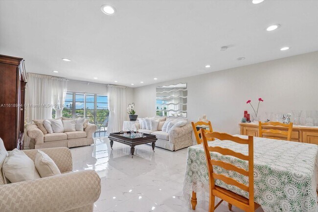 Foto del edificio - 875 NE 195th St