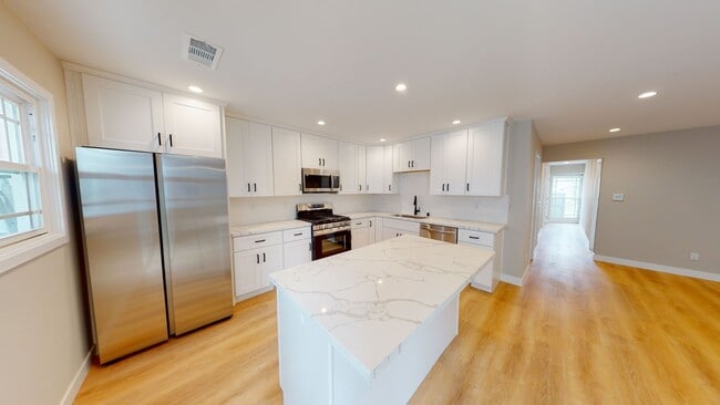 Building Photo - 4BD/3BA on Pontiac!!
