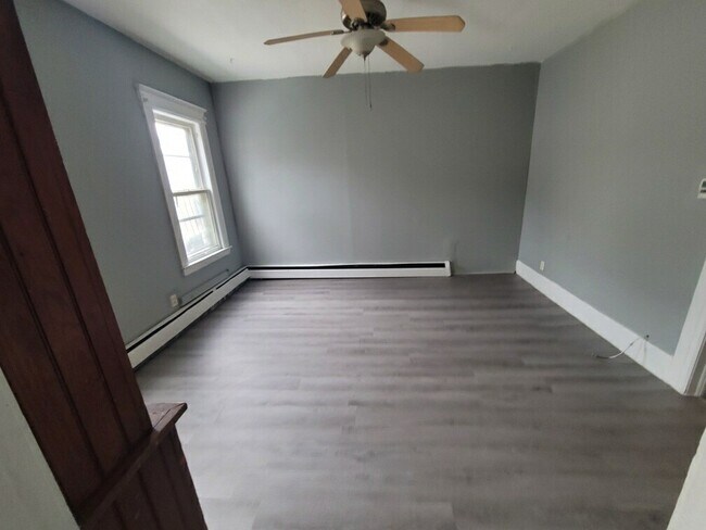 Building Photo - 136 Lilac St