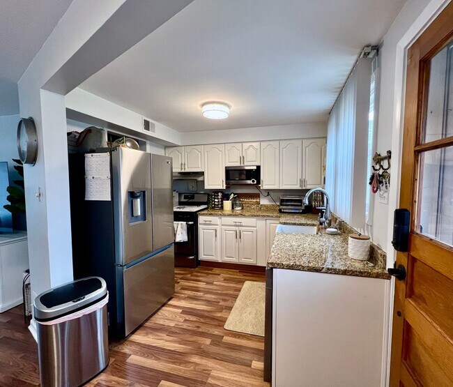 Building Photo - Dreamy 2 Bedroom, 1 Bathroom Townhome in t...