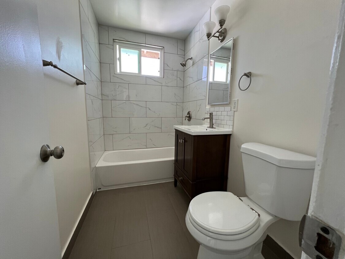 Bathroom - 3429 Maxson Rd