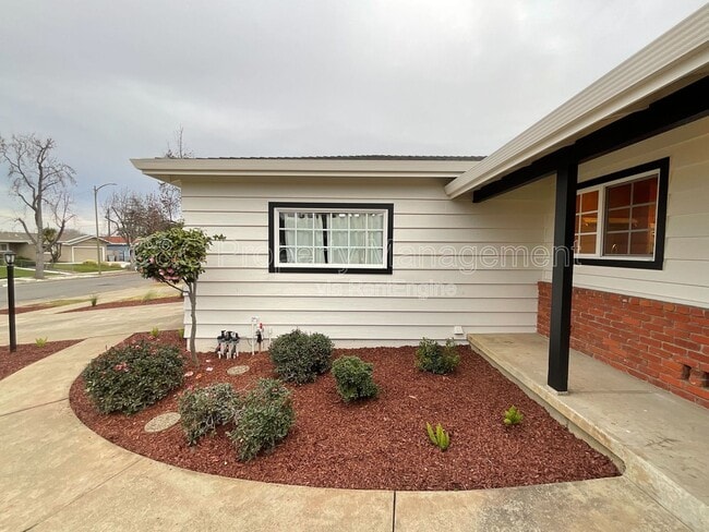 Foto del edificio - 7132 Bark Ln