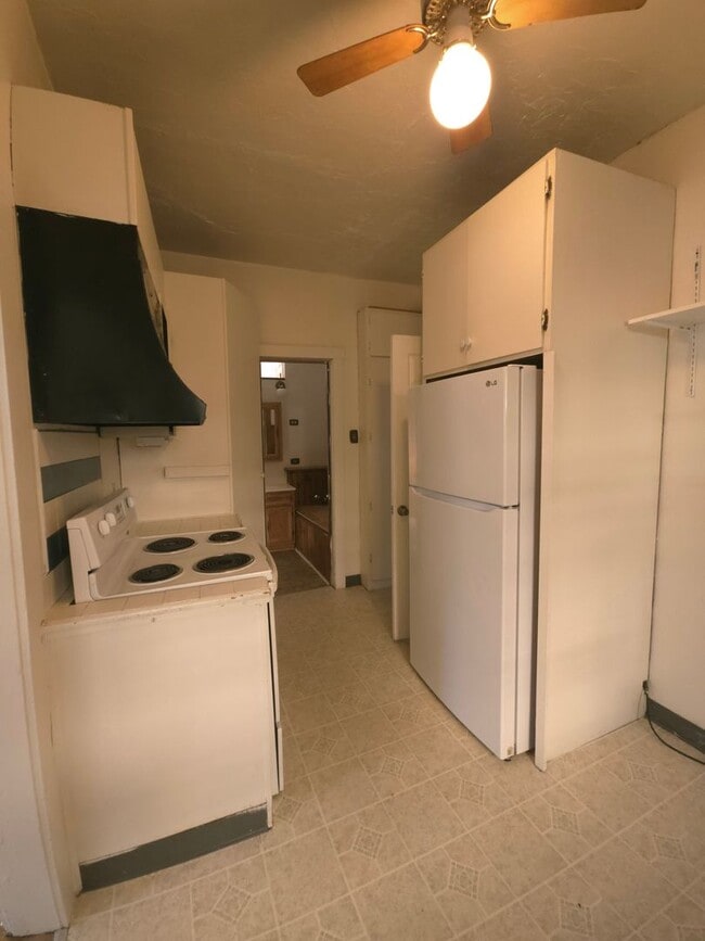 Building Photo - 3 Bedroom Home in Prime Hill Location