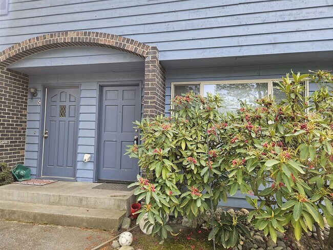 Foto del edificio - Remodeled 2/1.5 Townhome in a Quiet Fourplex